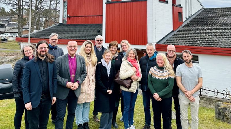 Biskopen og noen fra hans stab sammen med ansatte i Tjølling og Østre Halsen menigheter. Foto: Torill Landaasen