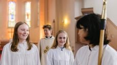 I disse dager samles mennesker i kirkene for både sorg og feiring, blant annet mange konfirmasjoner. Foto: Simen Prestaasen / Den norske kirke.