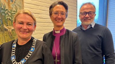 Fra venstre: Ordfører i Nordre Follo kommune Cecilie Dahl-Jørgensen Pind, biskopen og kommunidiriktør Øyvind Henriksen