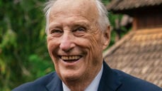 Kong Harald ved Savjord stavkirke i Beiarn kommune 9. juni 2026. Foto: Ola Vatn / Det kongelige hoff