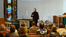 Andreas Helmersen fra kommunikasjonsbyrået Utheve i Rissa inspirerte om sosiale medier både i Steinkjer og Trondheim.