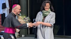 Direktør Heidi Anett Øvergård Beistad overrakte blomster til biskop Varden etter gjeninnvielsen av kapellet på Stiklestad (Foto: Børge Lund)