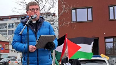 Biskop Svein holder appell under solidaritetsmarkering for Gaza i Rådhusparken i Bodø. Foto: Lisbeth T Gieselmann 
