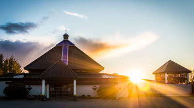 Olsvik kirke i solnedgang