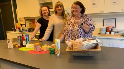 Ny kjøkkenøy til stor glede for trosopplæring. Fra venstre: Heidi Vollen, Mari Grønbech og Linn Marit Daljord Knutsen. Foto: Vigdis Larsen