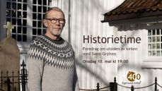 Svein Grytten holder foredrag om Hedningeholmen og området rundt kirken. Foto: Ivar Barane