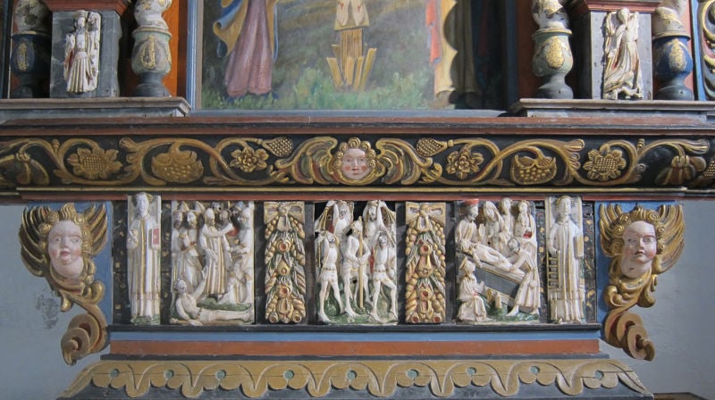 Alabastfigurer i altertavlen
