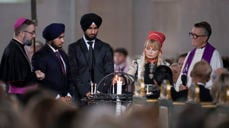 Oslo domkirke: Lystenning i gudstjenestens forbønnsdel med biskop Fredrik Hansen, Harraj Singh, Yashdeep Singh, Ruth Mari Brinis og Anne Anita Lillebø. (Foto: NTB / Stian Lysberg)