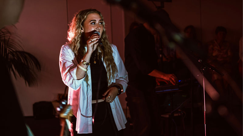 Singer/songwriter Thea aktuell med ny musikk. Foto: Eivind Halås