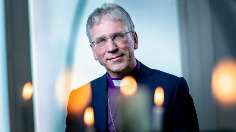 Preses i Den norske kirke Olav Fykse Tveit og internasjonal direktør Berit Hagen Agøy gratulerer norske myndigheter med valget til FNs sikkerhetsråd. De har store forventninger til hvordan Norge skal fylle rollen. (Foto: Bo Mathisen)