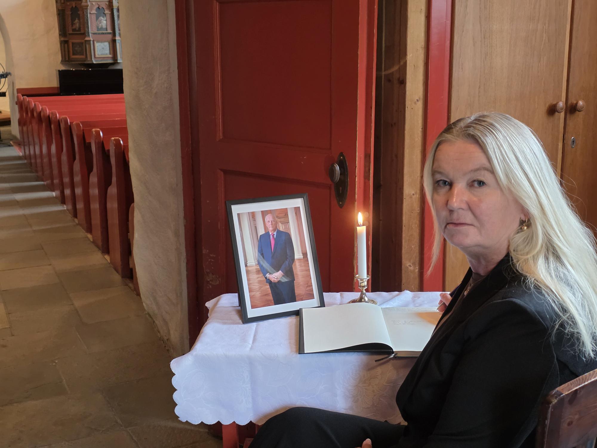 Ordfører Amine Mabel Bekkan Andresen signerer kondolanseprotokoll i Lørenskog kirke