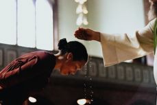Fra denne helgen og i tiden fremover er det minst 80 anledninger til å droppe innom kirken og bli døpt. Foto: Malin Longva / Den norske kirke.