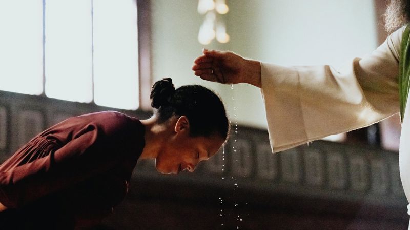 Fra denne helgen og i tiden fremover er det minst 80 anledninger til å droppe innom kirken og bli døpt. Foto: Malin Longva / Den norske kirke.