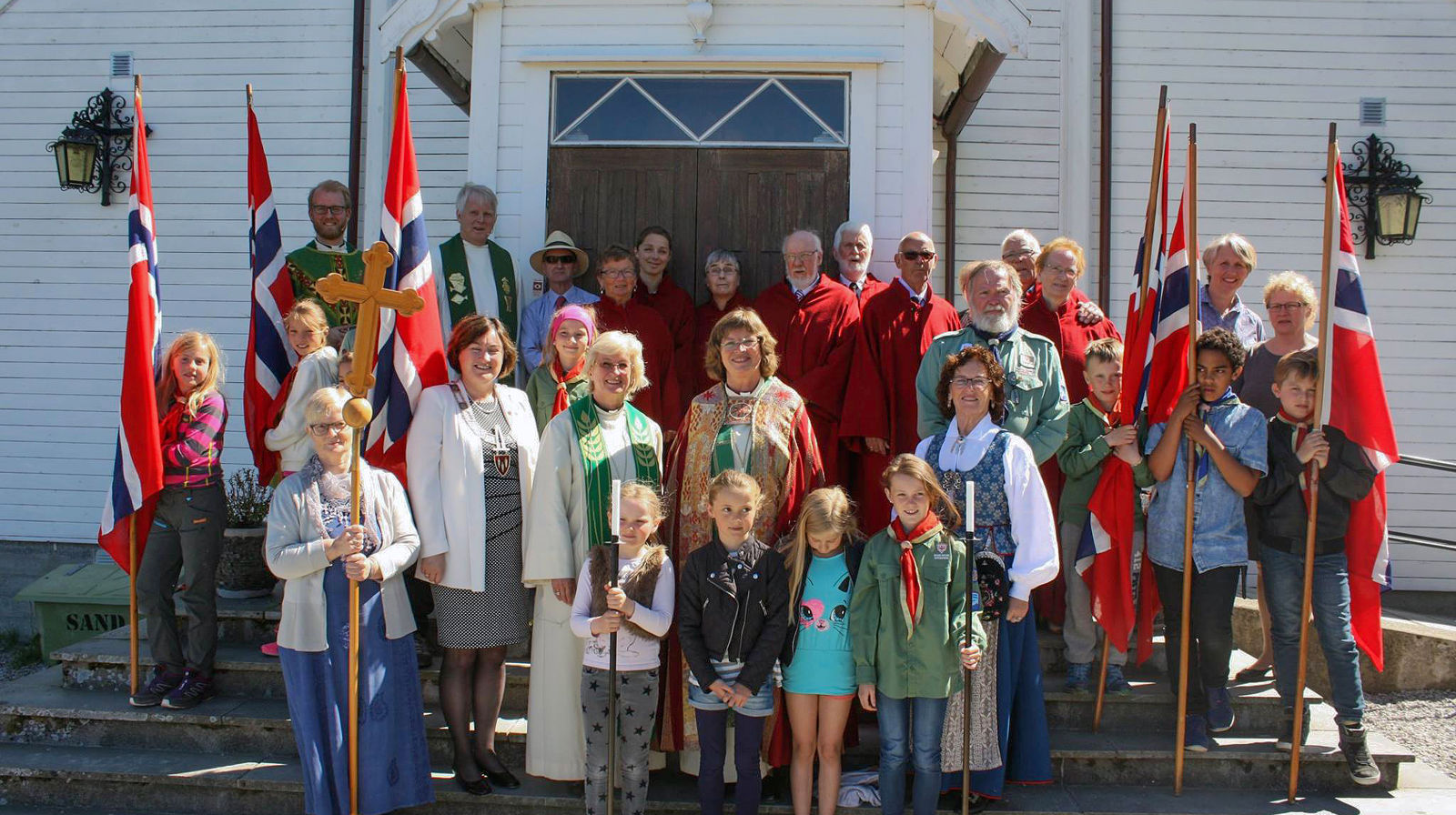 Forrige gang biskop Ingeborg var på visitas i Averøy, var i juni 2016. Her ser vi medvirkende i visitasgudstjenesten den gangen oppstilt utenfor Kvernes kirke.