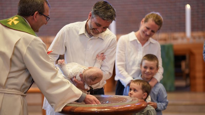 En av de syv som ble døpt i Åsane kirke var syv måneder gamle Agnes. Hun hadde med foreldre, storebrødre, besteforeldre og faddere. Foto: Bergen kirkelige fellesråd.