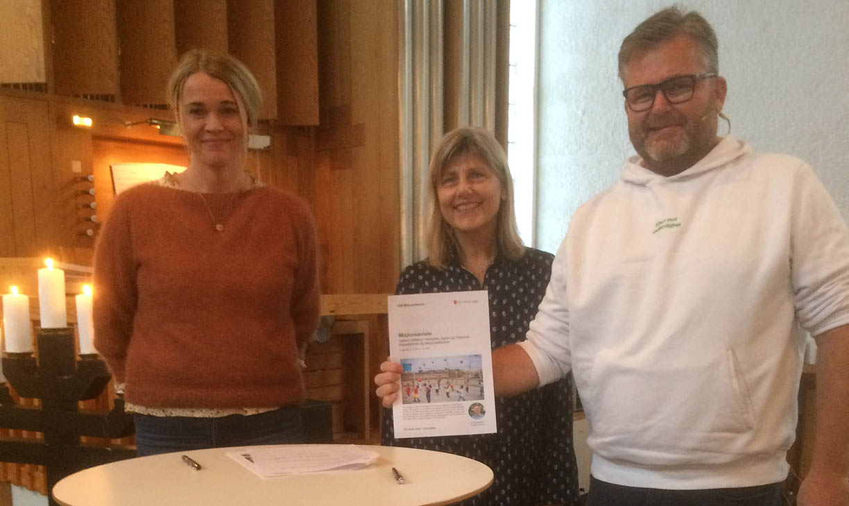 Avtalen om misjonsprosjektet ble høytidelig underskrevet på gudstjenesten 14.11.2021. Her ser vi daværende leder i menighetsrådet Solfrid Gundersen, daglig leder Ing-Marie Røed og Sverre Vik fra Misjonsalliansen.