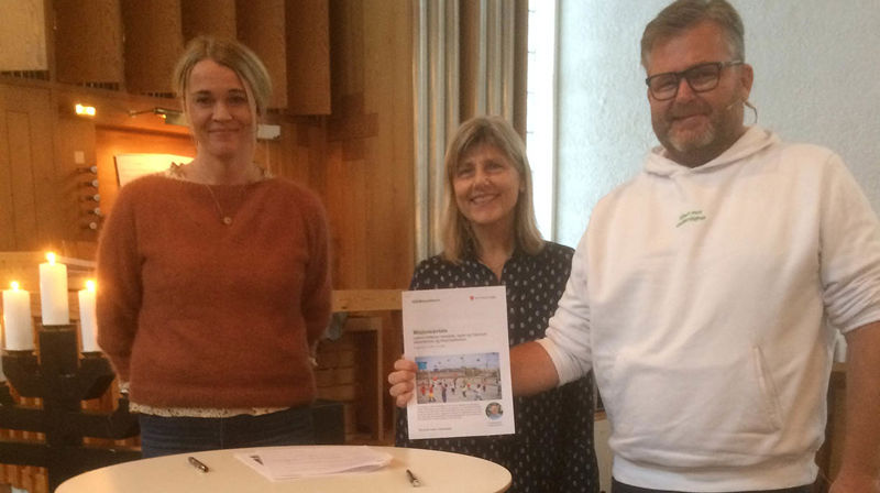 Avtalen om misjonsprosjektet ble høytidelig underskrevet på gudstjenesten 14.11.2021. Her ser vi daværende leder i menighetsrådet Solfrid Gundersen, daglig leder Ing-Marie Røed og Sverre Vik fra Misjonsalliansen.