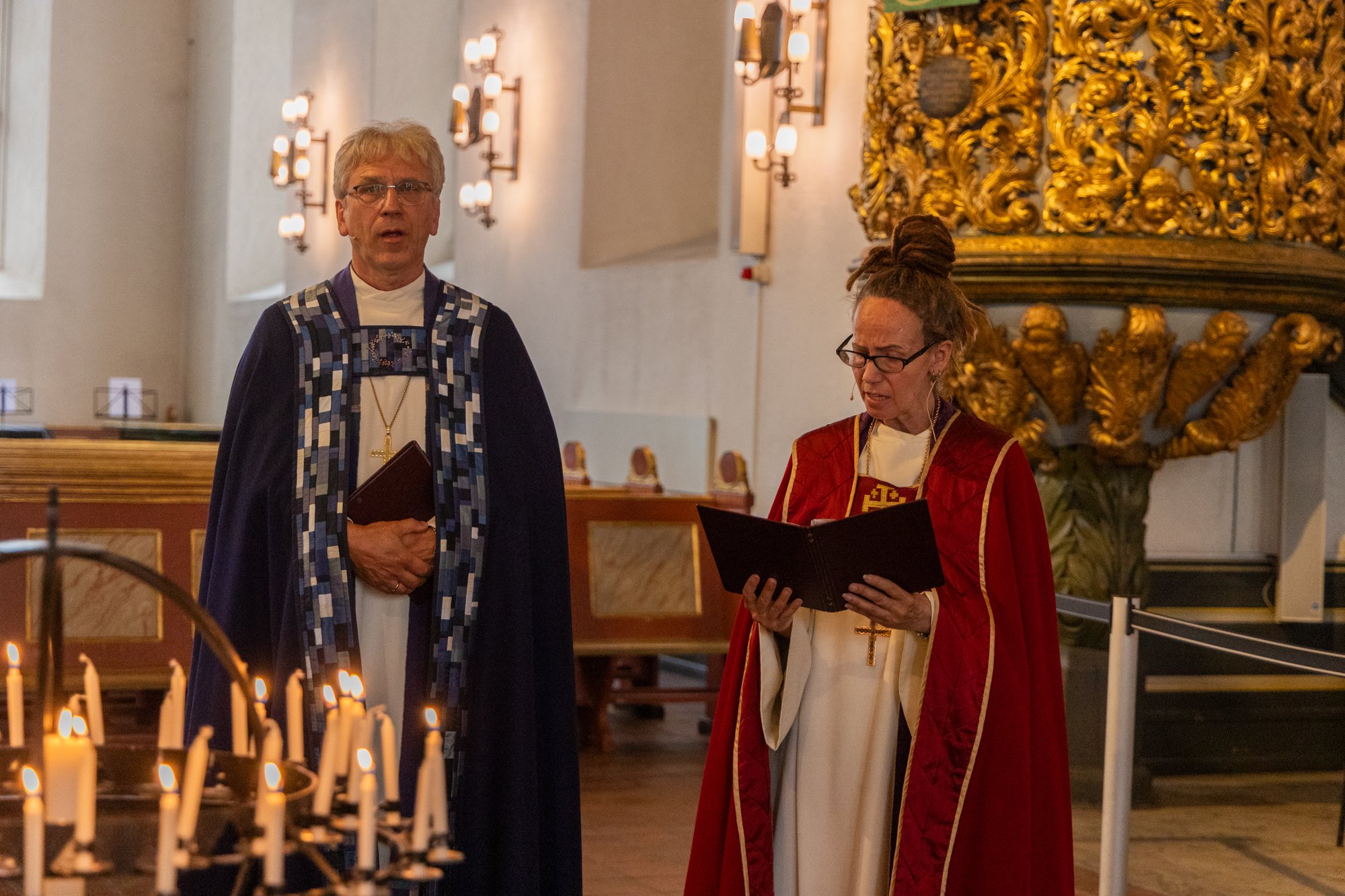 Mens folk tente lys ble salmen Fredens Gud sunget: Fredens Gud, la det regne, regne med fred i fra deg. Fredens Gud, fyll mitt hjerte, fyll det med kjærlighet og fred! (Norsk salmebok, nr 637)