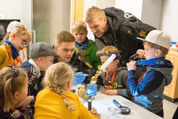 Foto: Tårnagentene får hjelp av politiet til å finne fingeravtrykk i en lysestake
