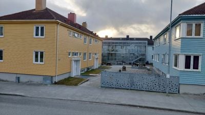 Bak denne fasaden i Politimester Bendixens gate 39 pulserer et levende fellesskap. Selv om det kanskje ikke ser ut som mye utenfra, strømmer det inn og ut folk her. Over 100 ulike mennesker stikker innom i løpet av en måned. Foto: Trygve Strand Joakimsen (Tidens Krav)