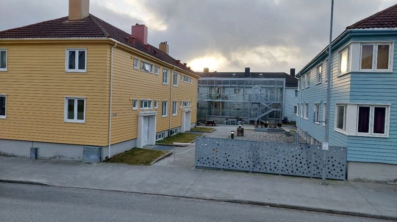 Bak denne fasaden i Politimester Bendixens gate 39 pulserer et levende fellesskap. Selv om det kanskje ikke ser ut som mye utenfra, strømmer det inn og ut folk her. Over 100 ulike mennesker stikker innom i løpet av en måned. Foto: Trygve Strand Joakimsen (Tidens Krav)