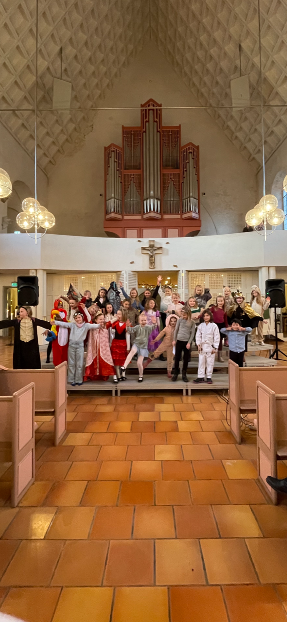 Barna i barnegospel synger på karnevalsgudstjeneste