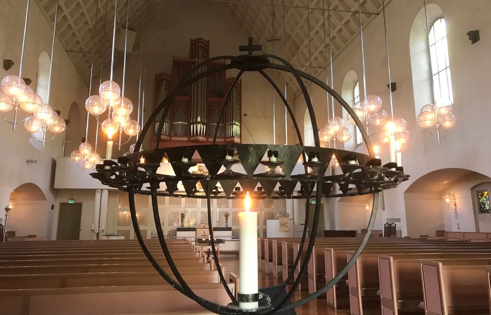 Under Åpen kirke kan du tenne et lys for noe/noen du tenker på