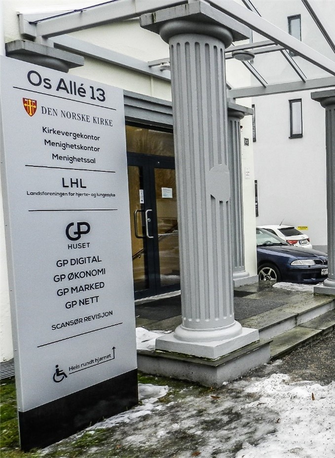 Hovedinngangen, til både GP og Kirkekontoret.