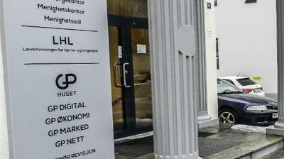 Hovedinngangen, til både GP og Kirkekontoret.