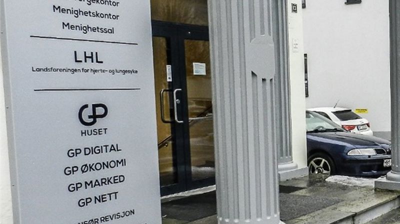 Hovedinngangen, til både GP og Kirkekontoret.