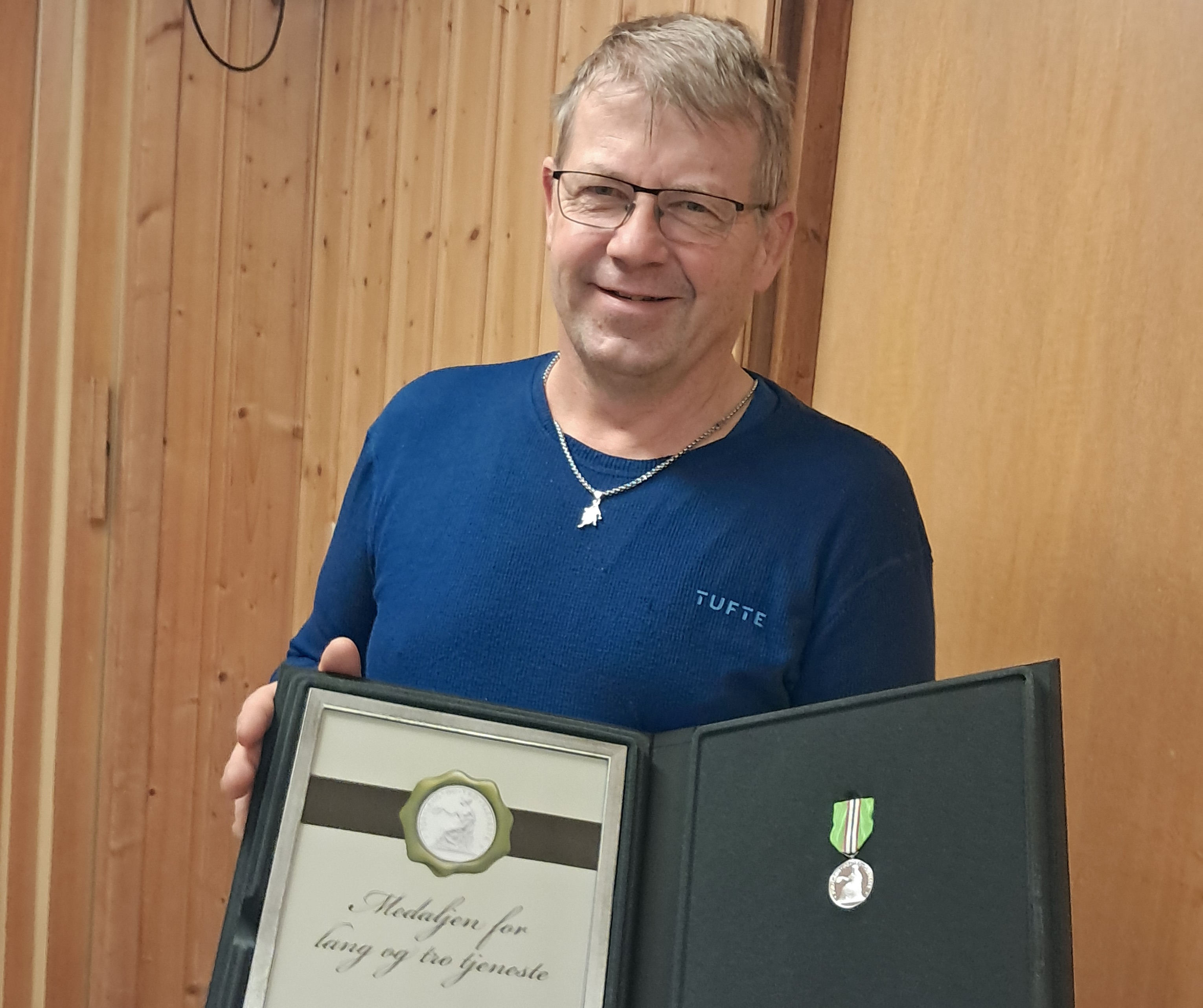 Synstolkning: Bildet viser Rolf Rånes som har mottatt Norges Vel sin diplom og medalje