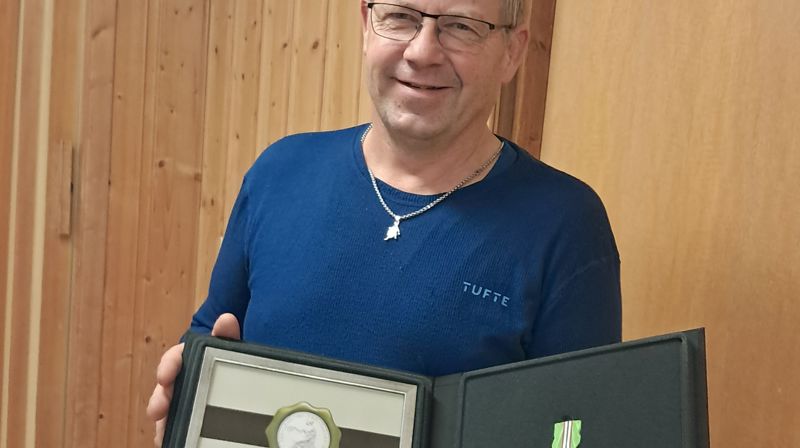 Synstolkning: Bildet viser Rolf Rånes som har mottatt Norges Vel sin diplom og medalje