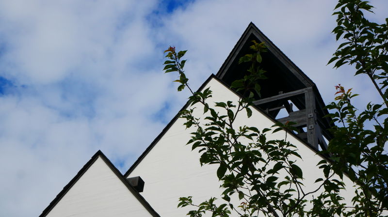 Holmen kirke med klokketårn. Foto: Norunn Edvardsen