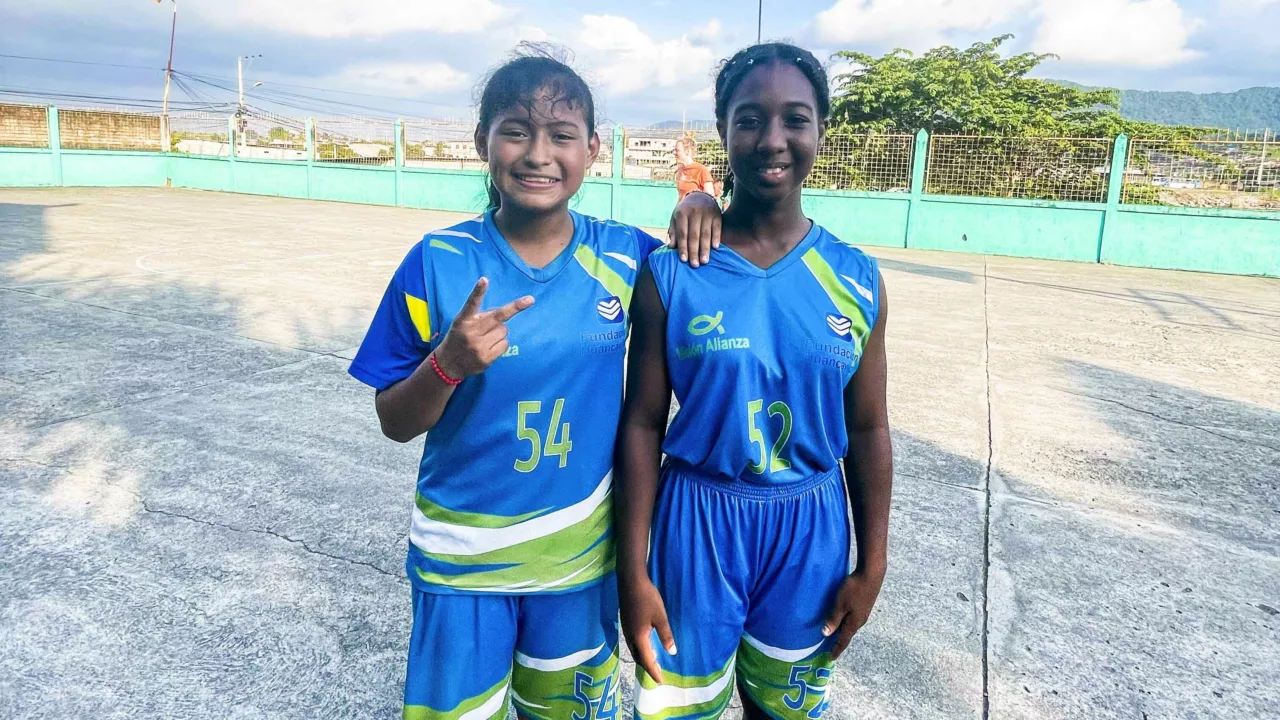 Belinda (til venstre) med sin venninne på basketbanen.