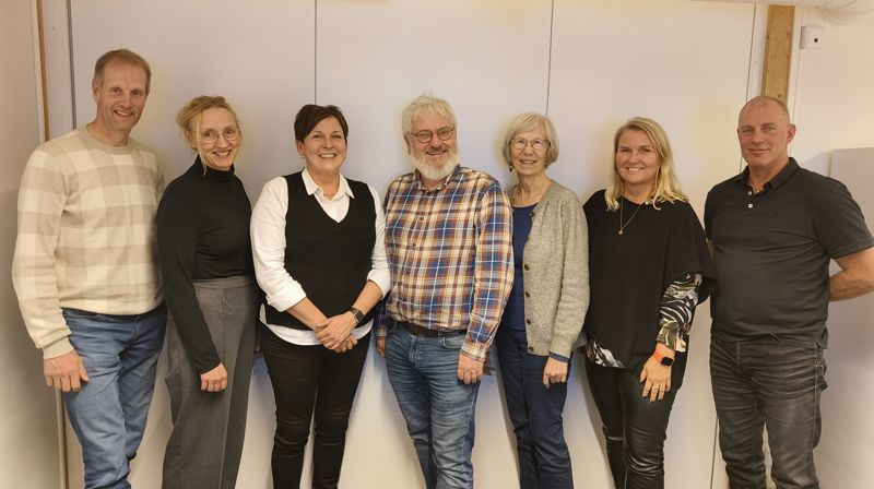 Det nye menighetsrådet i Åfjord og Stoksund. Fv. Odd Arne Sørdahl, nestleder Ruth Marine Murvold, Berit Iversen Aaberg, sokneprest Kristian Kjenes, Else Koren Nesheim, leder Hilde Kristin Lorentsen og Gisle Herfjord. Foto: O.P. Skansen