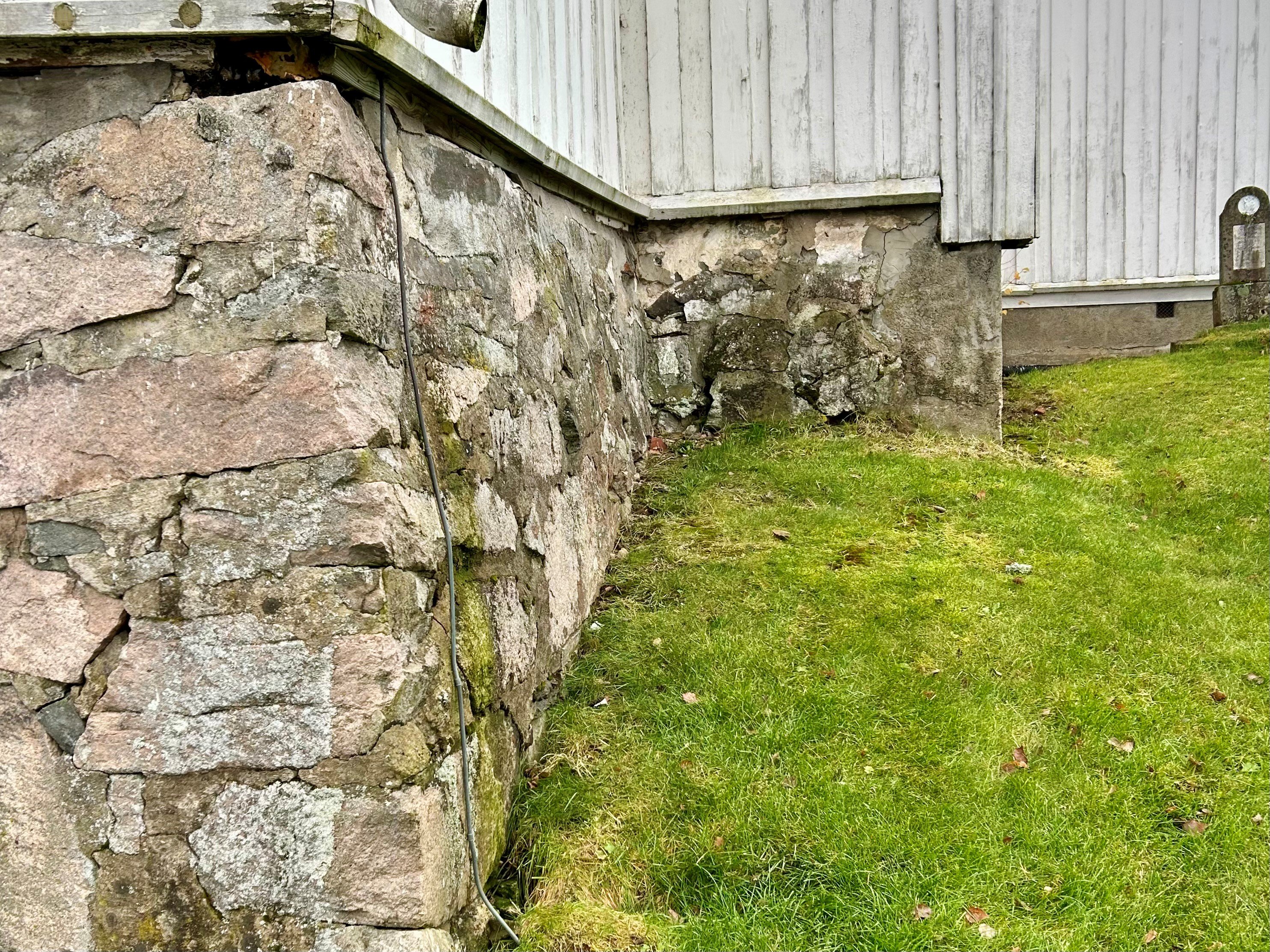 Bruddsteinsmuren under sakristiet i Gjerdrum kirke. Foto: Bent O. Bjørtomt