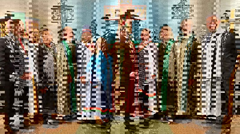 Sentrale deltakere i gudstjenesten, fra venstre: fylkesordfører Anders Rise, fylkesvaraordfører Anne Marie Fiksdal, domprost Grethe Lystad Johnsen, leder for Møre og Romsdal sameforening Kirsti Guvsam, Wilhelmina Sofie Jønsson, biskop Ingeborg Midttømme, leder av Samisk kirkeråd May Bente Anita Jønsson, prost Sindre Stabell Kulø, sokneprest Ståle Johan Aklestad og ordfører Trygve Grydeland i Molde. Foto: Ole Syltebø