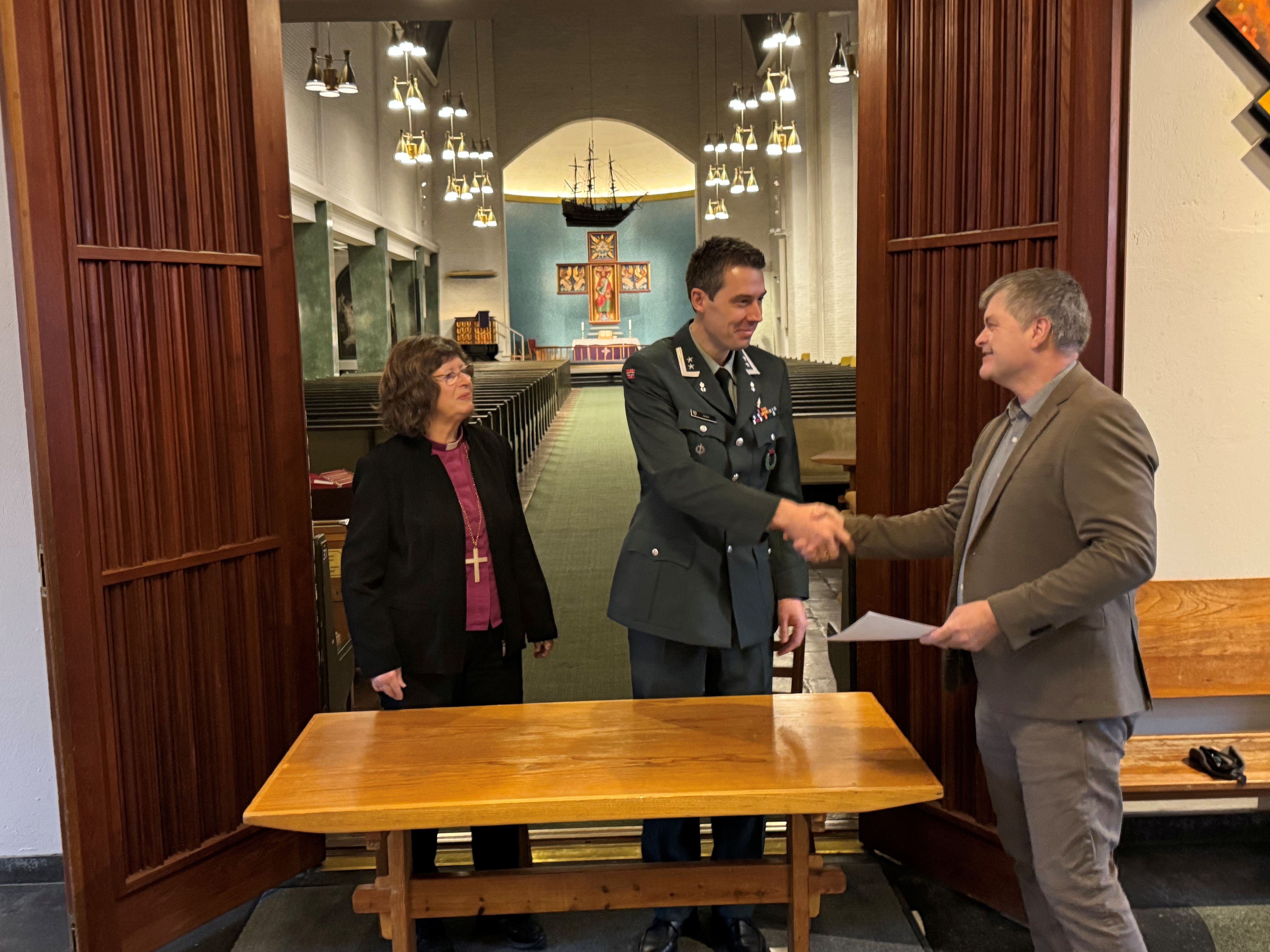 Biskop Ingeborg, oberstløytnant Richard Moen som er distriktssjef  for Møre og Fjordane HV-distrikt, og stiftsdirektør Bjørn Olaf Storhaug deltok ved signeringen av samarbeidsavtalen mellom Møre bispedømme og Møre og Fjordane HV-distrikt i Molde domkirke.