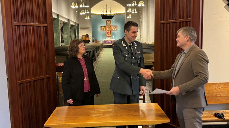 Biskop Ingeborg, oberstløytnant Richard Moen som er distriktssjef for Møre og Fjordane HV-distrikt, og stiftsdirektør Bjørn Olaf Storhaug deltok ved signeringen av samarbeidsavtalen mellom Møre bispedømme og Møre og Fjordane HV-distrikt i Molde domkirke.