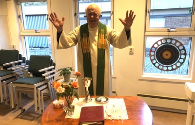 Prest Bjarte Holme ved nattverdsbordet