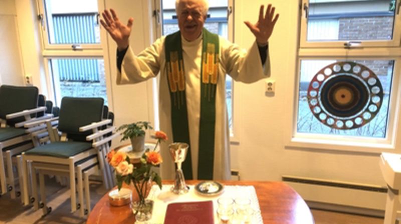 Prest Bjarte Holme ved nattverdsbordet