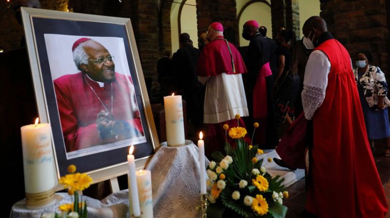 Tutu ble beskrevet som den store lille kjempen. Her minnes han med en gudstjeneste i Pretoria. Foto: Phill Magakoe/AFP