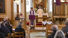Prostiprest Ole-Jonny Kleveland Lomme åpnet sørgegudstjenesten i en fullsatt Torpo kirke i dag. Foto: Tor Folgerø/Hallingdølen / NTB
