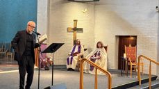 Lars Saabye Christensen leste egne tekster under litteraturgudstjenesten i Molde domkirke