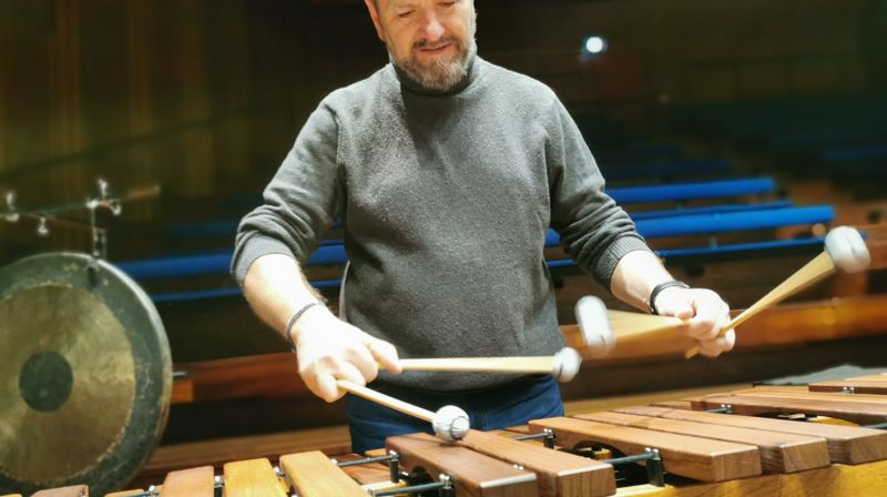 Christian Berg som spiller på sin marimba
