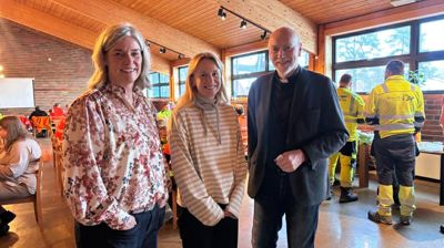 Daglig leder Hanne Rud, anleggesleder Sara Swensson og sokneprest og fungerende prost Tor Øystein Vaaland under pølsefesten for arbeiderne fra O-en.