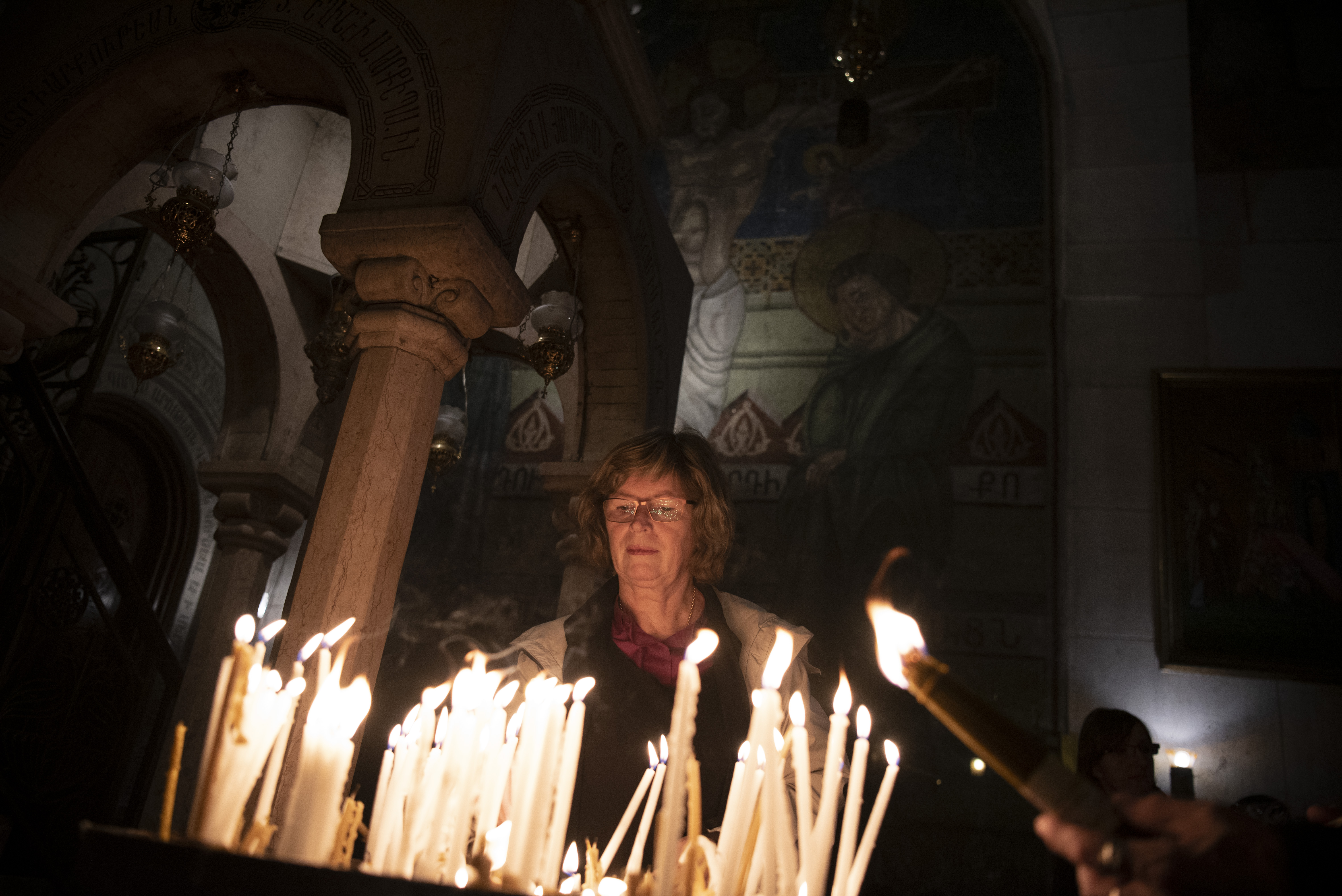 "Jeg tenker på alle som i dag ikke kan gjøre noe annet enn å vente på at det mørket de lever i skal bli brutt. På alle dem som setter sitt håp til Gud", skriver biskopen i en betraktning på Luciadagen 13. desember. På bildet tennes det lys i fødselskirken.