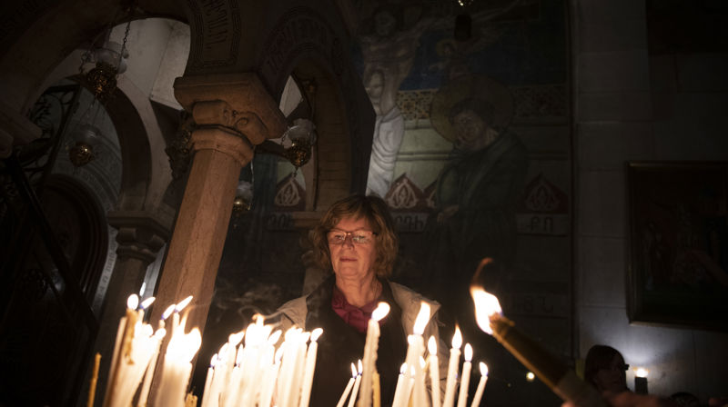 "Jeg tenker på alle som i dag ikke kan gjøre noe annet enn å vente på at det mørket de lever i skal bli brutt. På alle dem som setter sitt håp til Gud", skriver biskopen i en betraktning på Luciadagen 13. desember. På bildet tennes det lys i fødselskirken.