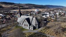 Orkdal kirke i Trøndelag er staden for påskegudstenestene på NRK i år. Foto: NRK.