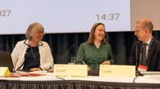 Dirigentskapet under Kirkemøtet 2025 er Lill Tone Grahl-Jacobsen, Agnes Sofie Gjeset og Erik Lunde. Foto: Den norske kirke